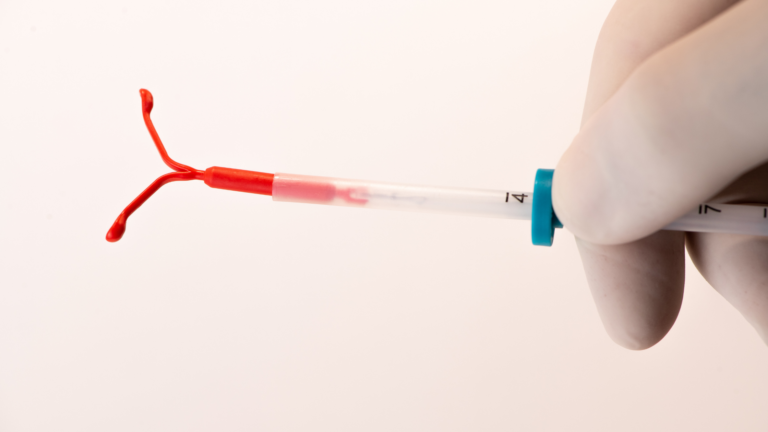 Como é realizada a inserção do DIU?