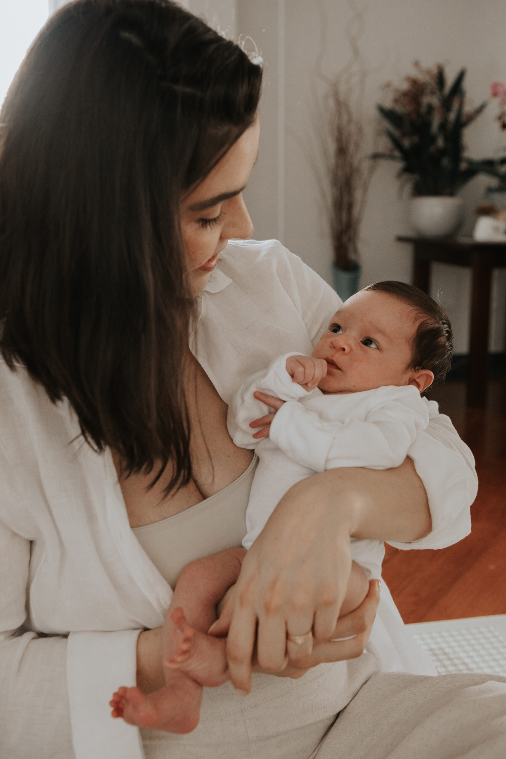Mãe segurando bebê